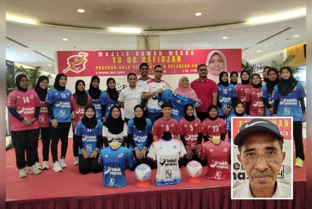 Pasukan bola sepak wanita Kelantan FA pada sesi pengenalan dan Majlis Ramah Mesra Dr Hafidzah Bersama Pasukan Bola Sepak Wanita Kelantan FA pada Ahad. Gambar kecil: Mohd Adnan