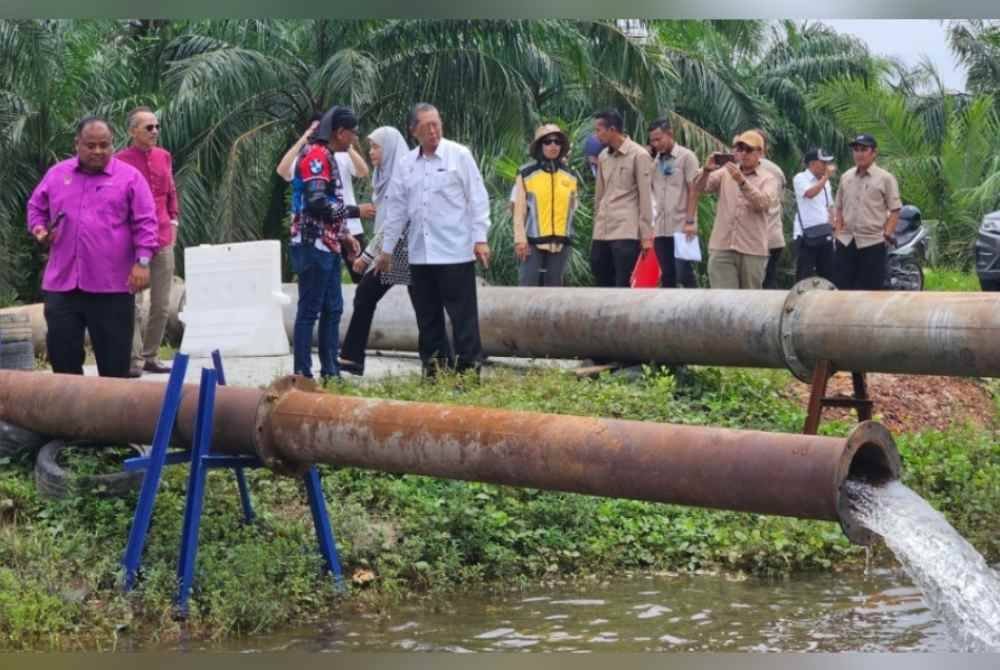 Mohammad Nizar meninjau lokasi pam bergerak di Kampung Selekoh, Bagan Serai.