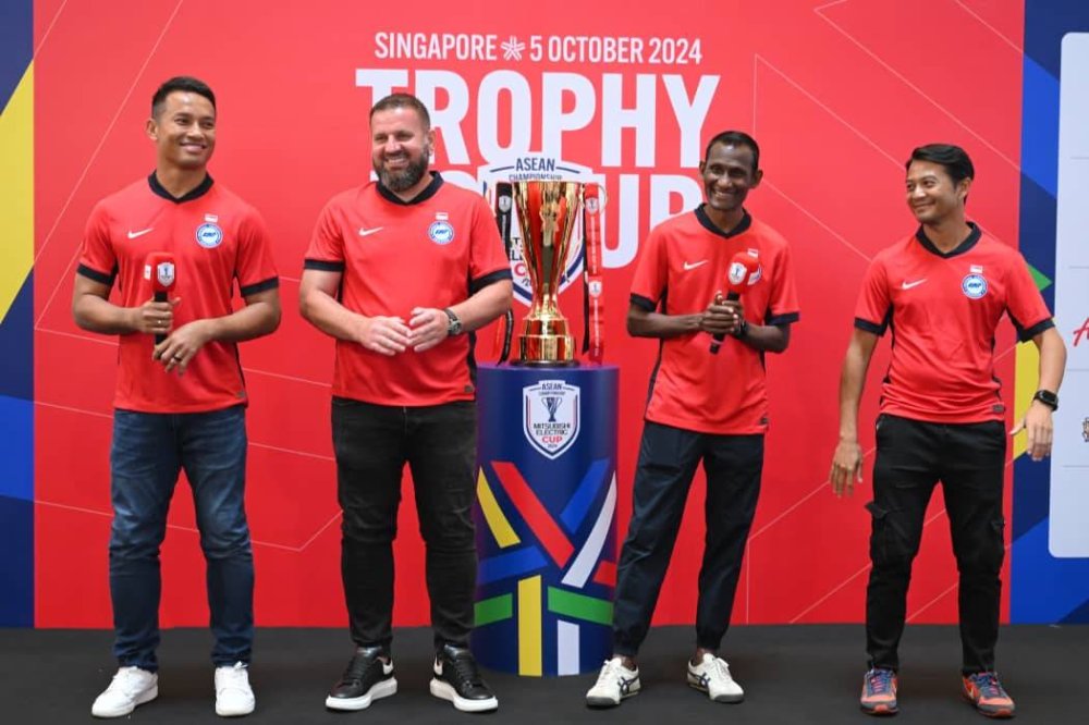 Trofi Piala ASEAN singgah di Singapura baru-baru ini.