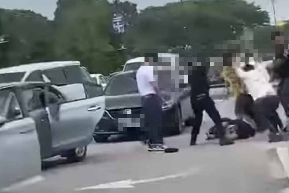 Tangkap layar video tular memaparkan sekumpulan lelaki bertindak memukul seorang lelaki lain berhampiran Lapangan Terbang Antarabangsa Senai.