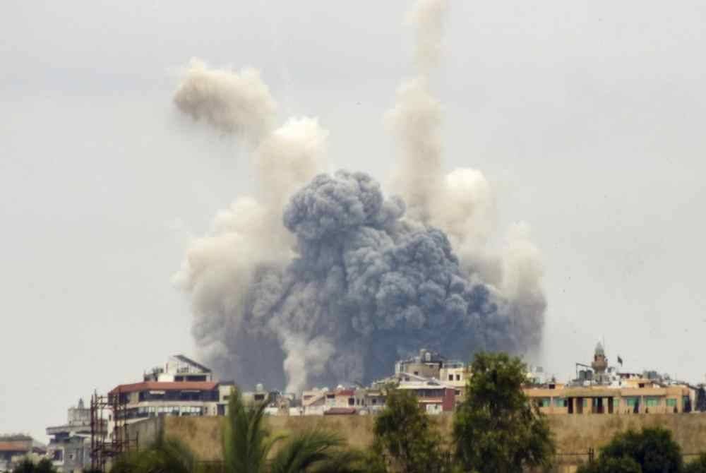 Kepulan asap tebal memenuhi ruang udara bandar Tyre setelah perkampungan di selatan Lubnan terus dibedil IDF. Foto AFP