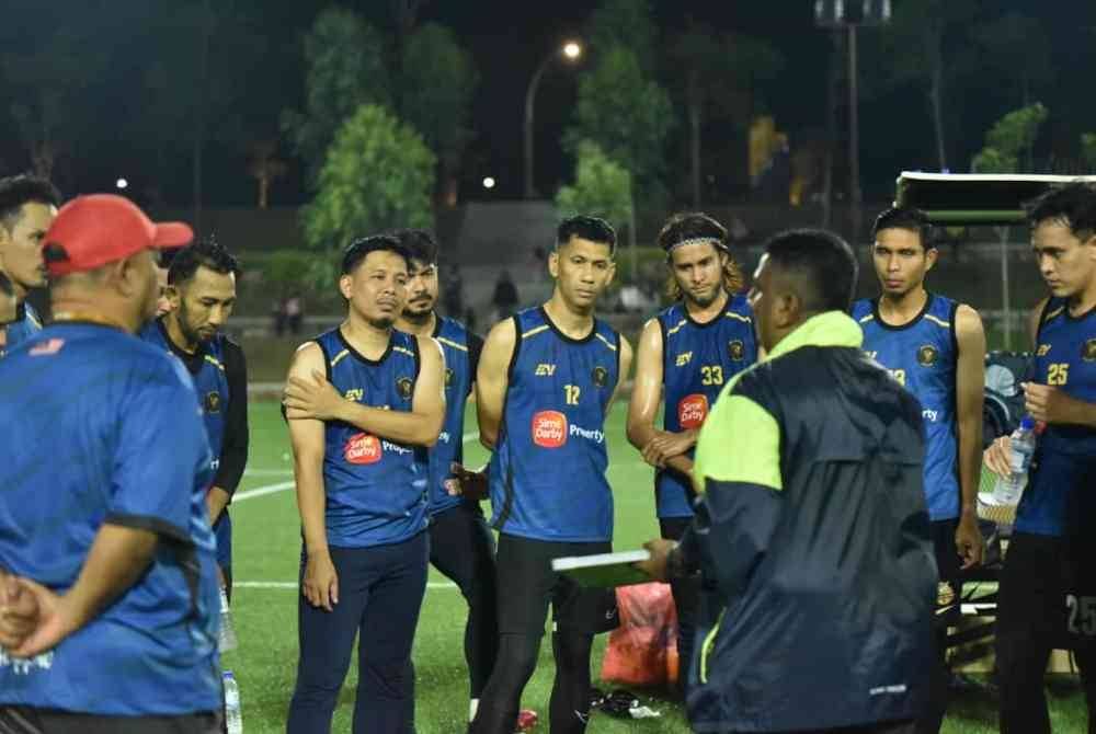 Sulaiman (dua dari kiri) memperkatakan sesuatu kepada pemain menjelang Kejohanan Bola Sepak Asia 7s di Shah Alam bermula Khamis.