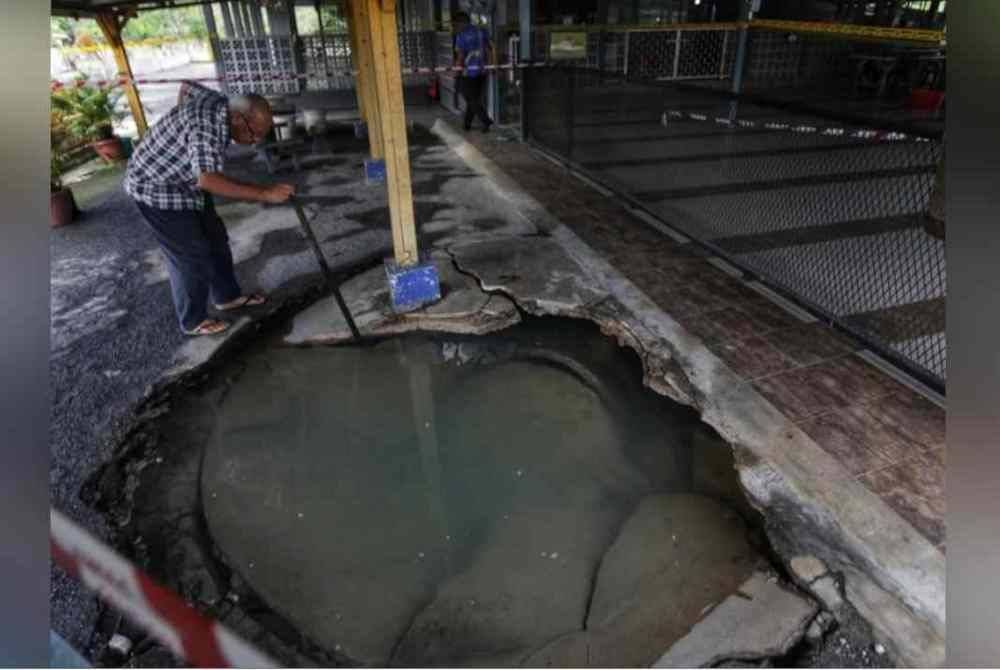 Mendapan tanah yang berlaku di bekas tapak telaga di Masjid As-Solihin, Kampung Bawah Bukit Chuping di sini