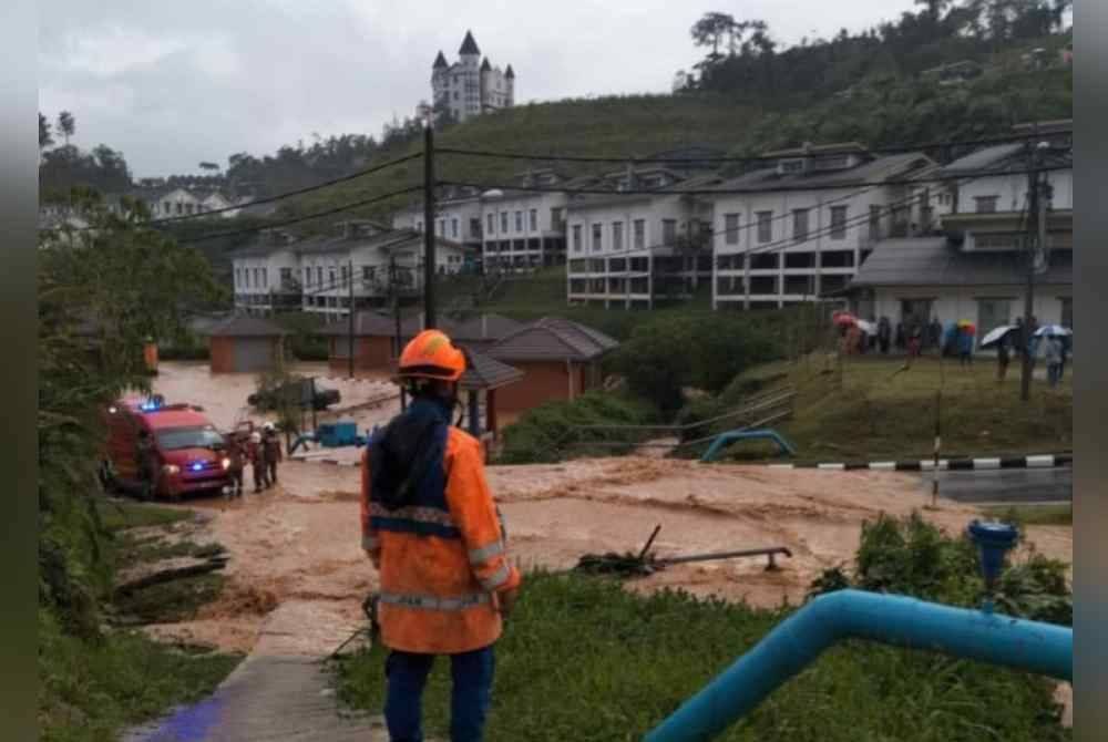 Banjir kilat berlaku di Jalan Golden Hills 2, Brinchang, Cameron Highlands pada petang Isnin. Foto Angkatan Pertahanan Awam Pahang.