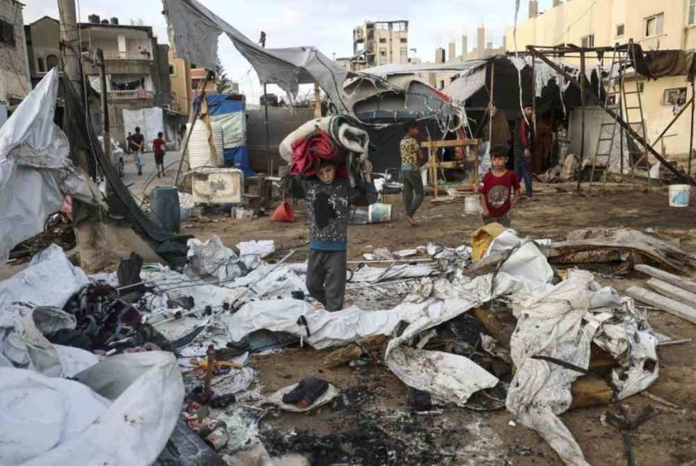 Kem pelarian Bureij di tengah Genting Gaza yang menjadi tempat berlindung penduduk Palestin dibedil pada Selasa. Foto AFP