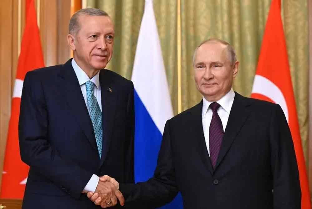 Vladimir Putin bertemu dengan rakan sejawatannya dari Turkiye, Recep Tayyip Erdogan di Sochi, Rusia pada 4 September tahun lalu - Gambar fail AFP