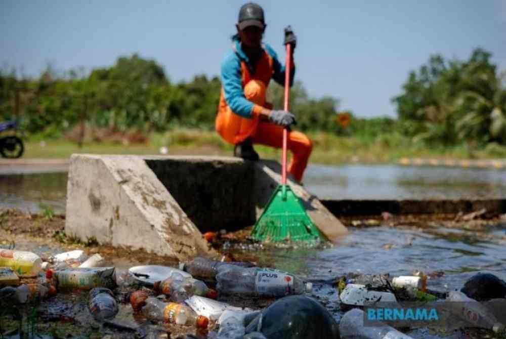 JPS negeri telah diarahkan melakukan pembersihan sungai di Jasin dengan segera sebagai langkah penyelesaian jangka pendek dalam mengatasi banjir di daerah itu. Foto Bernama