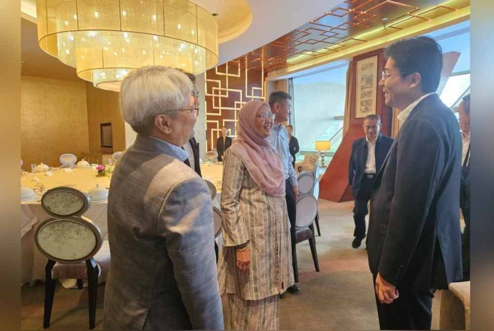 Dr Zaliha (dua dari kiri) bersama Datuk Bandar Hangzhou membincangkan usaha memperkukuh kerjasama Kuala Lumpur dan Hangzhou sebagai ‘twin city’. Foto X Dr Zaliha Mustafa