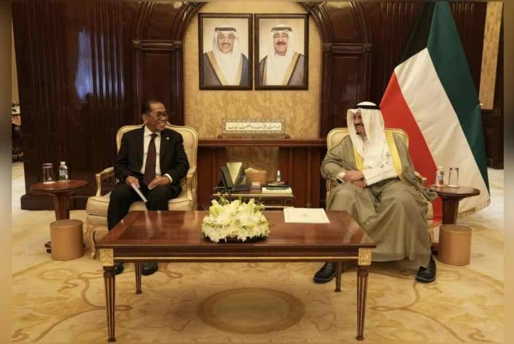 Khalid (kiri) ketika melakukan pertemuan dengan Perdana Menteri Kuwait, Sheikh Dr Muhammad Sabah Al-Salem Al-Sabah di Istana Bayan, Kuwait. Foto FB Khalid Nordin