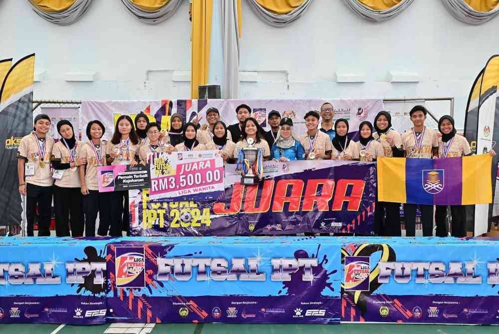 Skuad futsal wanita UiTM meraikan kejayaan mengungguli Liga Futsal IPT 2024.