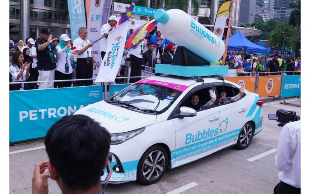 Kereta Cavalvade Bubbles O2 ketika menyertai sesi ‘fl ag o ’ peringkat kelima Le Tour de Langkawi 2024 dari Kuala Lumpur ke Melaka pada Khamis.