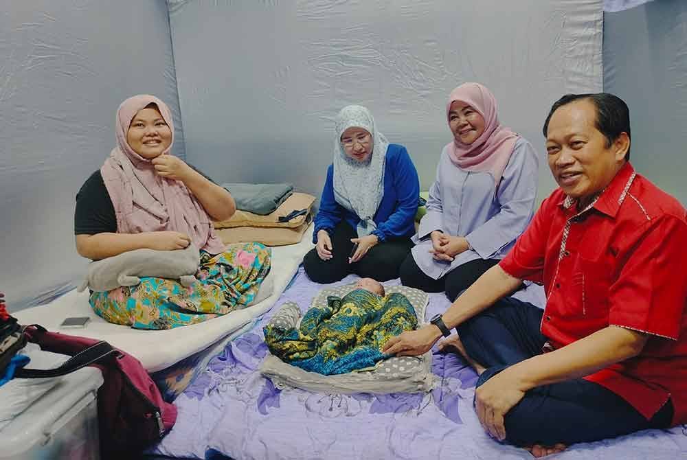 Siti Zulaiha (kiri) bersama bayi berusia 14 hari dikunjungi Khairin-Nisa (dua dari kanan) dan Ahmad (kanan) di PPS Sekolah Kebangsaan Seri Anom, Sanglang, Pontian.