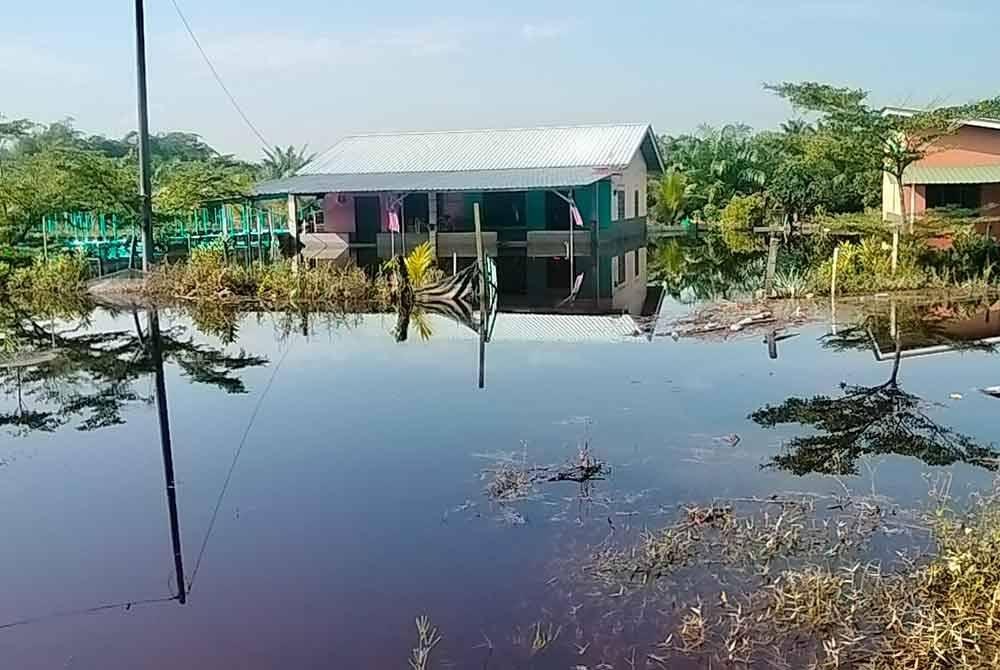 Keadaan banjir termenung di Kampung Parit Yassin Darat, Benut.