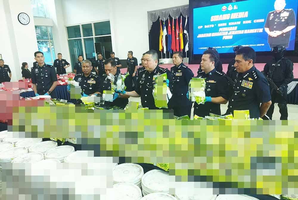 Khaw Kok Chin (tiga kanan) menunjukkan rampasan dadah syabu ketika sidang akhbar di Ibu Pejabat Polis Kontinjen Kuala Lumpur pada Rabu.