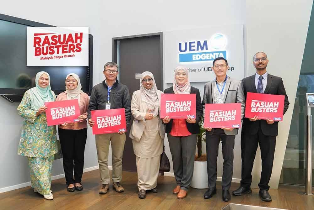 Ketua Pegawai Eksekutif Yayasan Sinar Untuk Malaysia (#RasuahBusters), Nurhayati Nordin (empat dari kiri) bersama Faizatul Farhah (tiga dari kanan).