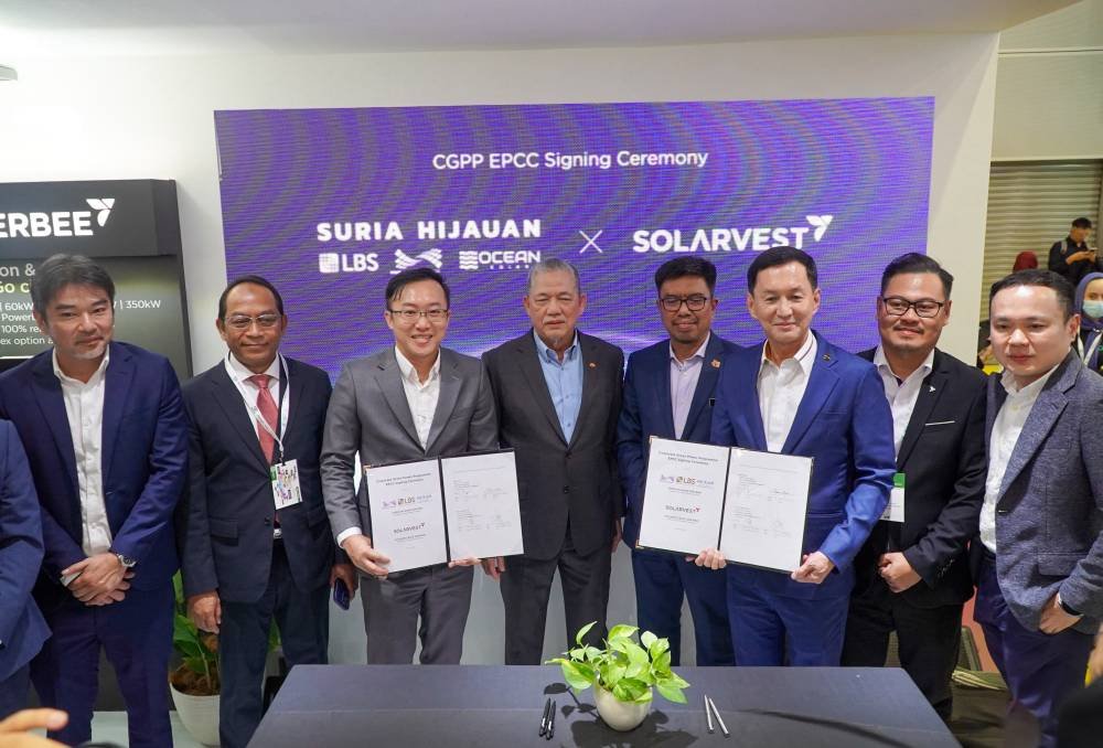 Timbalan Perdana Menteri, Datuk Seri Fadillah Yusof (tengah) menyaksikan majlis menandatangani perjanjian EPCC di antara Suria Hijauan Sdn Bhd dan Solarvest Holdings Bhd.
