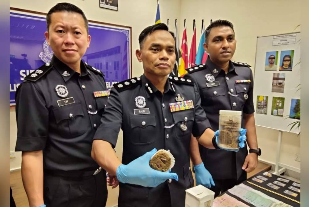 Raub (tengah) menunjukkan biskut ganja yang dirampas dalam serbuan di kondominium di bandar raya Johor Bahru.