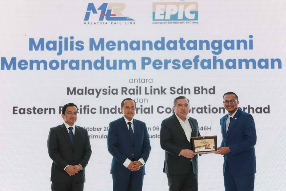 Menteri Pengangkutan. Anthony Loke Siew Fook (dua dari kanan) menerima cenderamata daripada Ketua Pegawai Eksekutif Eastern Pasific Industrial Corporation Berhad (EPIC), Muhtar Suhaili (kanan) pada Majlis Menandatangani Memorandum Persefahaman (MoU) antara EPIC dan Malaysia Rail Link Sdn Bhd (MRL) di sebuah hotel di sini pada Isnin. Foto Bernama