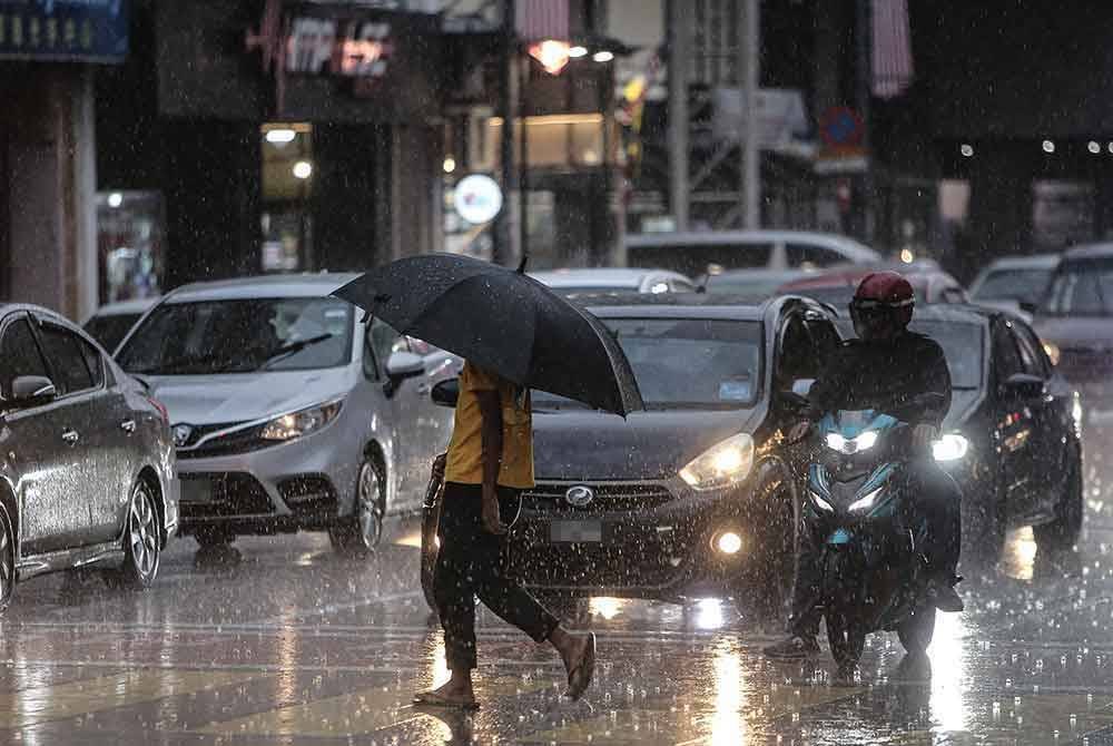 MetMalaysia jangka berlaku kejadian ribut petir, hujan lebat dan angin kencang di 12 negeri sehingga jam 9 malam ini. Foto hiasan/Bernama