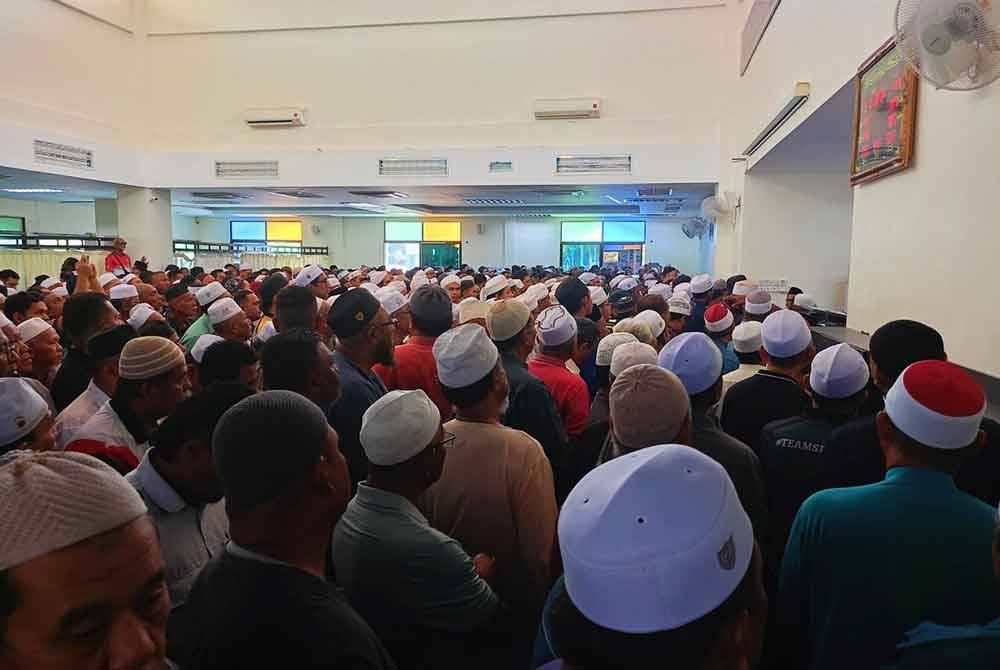 Lebih 1,000 jemaah kalangan ahli keluarga, kenalan, kariah dan pelajar tahfiz hadir bagi mengikuti solat jenazah imam masjid, Nurul Kamal Zulkarnain, 37, yang maut dalam kemalangan.