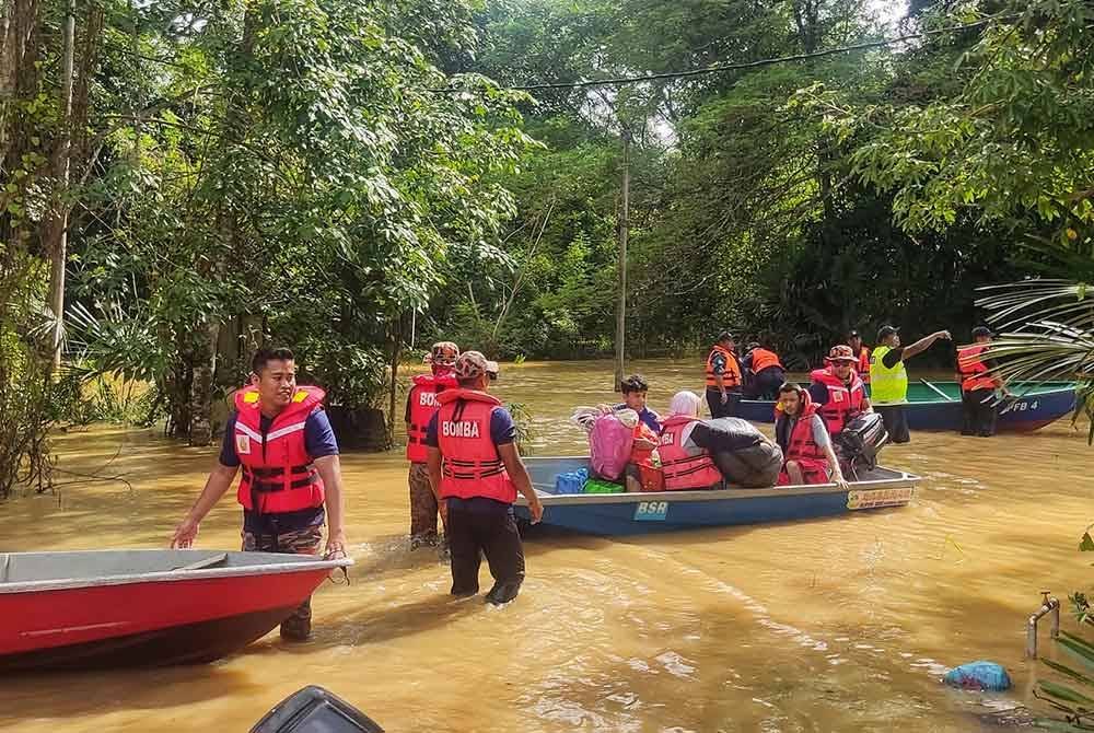 Bomba bantu bawa keluar mangsa banjir di Kawasan Derang, Pokok Bomba bantu membawa keluar mangsa banjir di Kawasan Derang, Pokok Sena