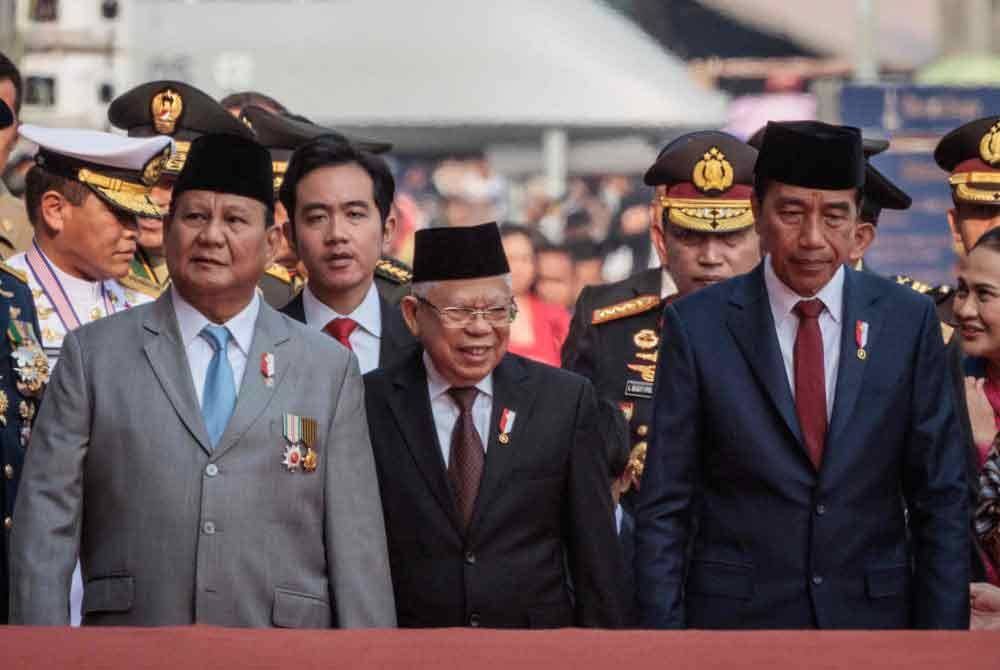 Joko Widodo (kanan) bersama Prabowo (kiri) dan Gibran (dua dari kiri) hadir sempena sambutan ulang tahun ke-79 Angkatan Bersenjata Indonesia (TNI) di Dataran Merdeka, Jakarta pada 5 Oktober lalu. Foto AFP