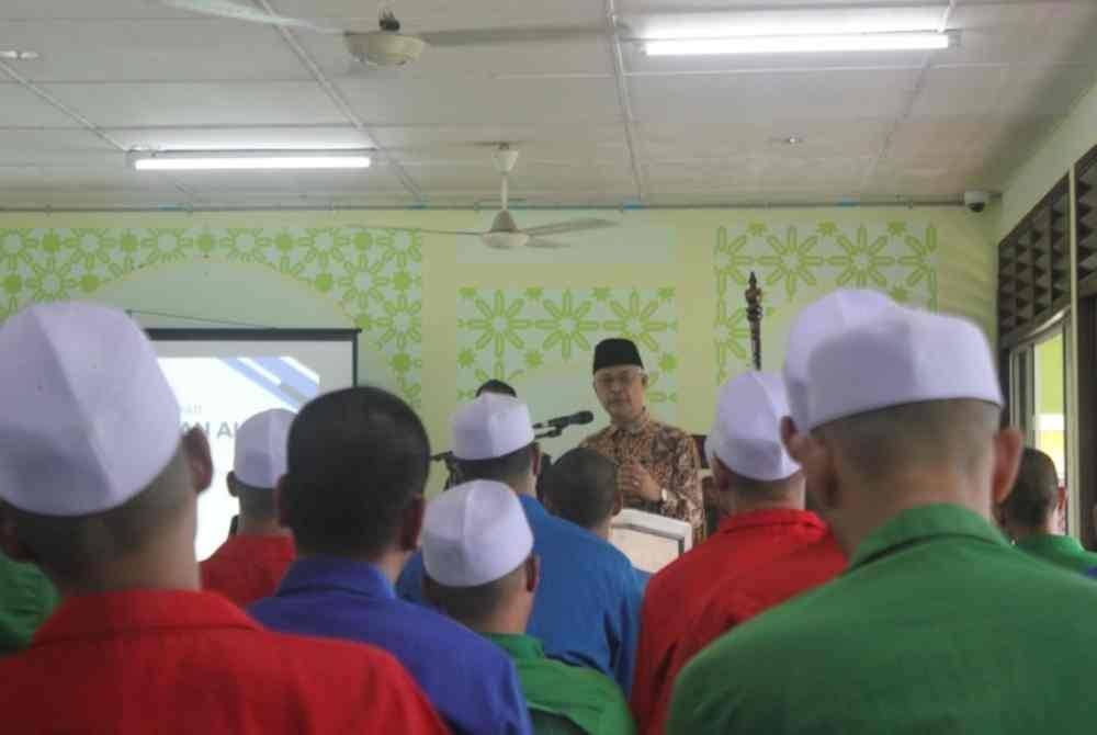 Norjeli berucap pada majlis penangguhan Bengkel Pemantapan Akidah di surau Penjara Pusat Kota Kinabalu, Kapayan.