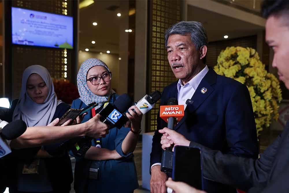 Mohamad mengadakan sidang media di Vientiane sempena Sidang Kemuncak ASEAN ke-44 dan ke-45 yang bermula semalam. Foto Bernama