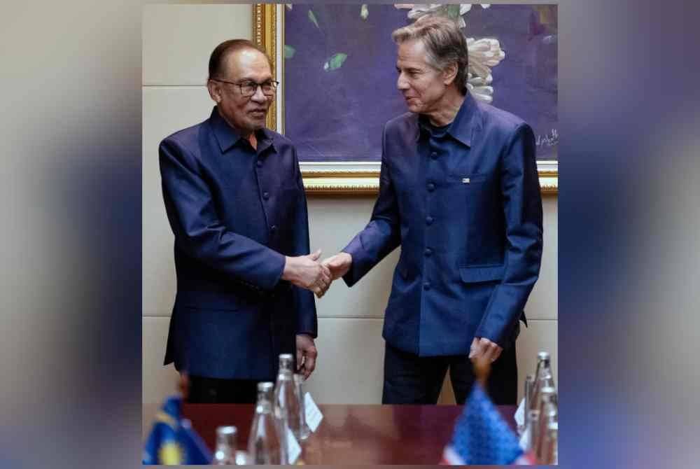 Anwar bertemu Blinken (kanan) dalam Mesyuarat Dua Hala di antara Malaysia dan Setiausaha Negara AS sempena Sidang Kemuncak ASEAN ke-44 dan ke-45 serta Sidang-sidang Berkaitan di Pusat Konvensyen Nasional pada Khamis. Foto Bernama