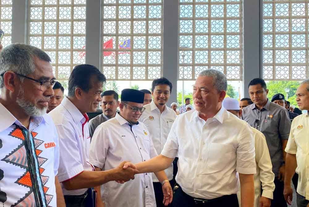 Fadillah (kanan) semasa hadir pada Majlis Penyerahan Projek Menyiapkan Baki Kerja Bagi Cadangan Hospital Bachok di Bachok pada Jumaat.