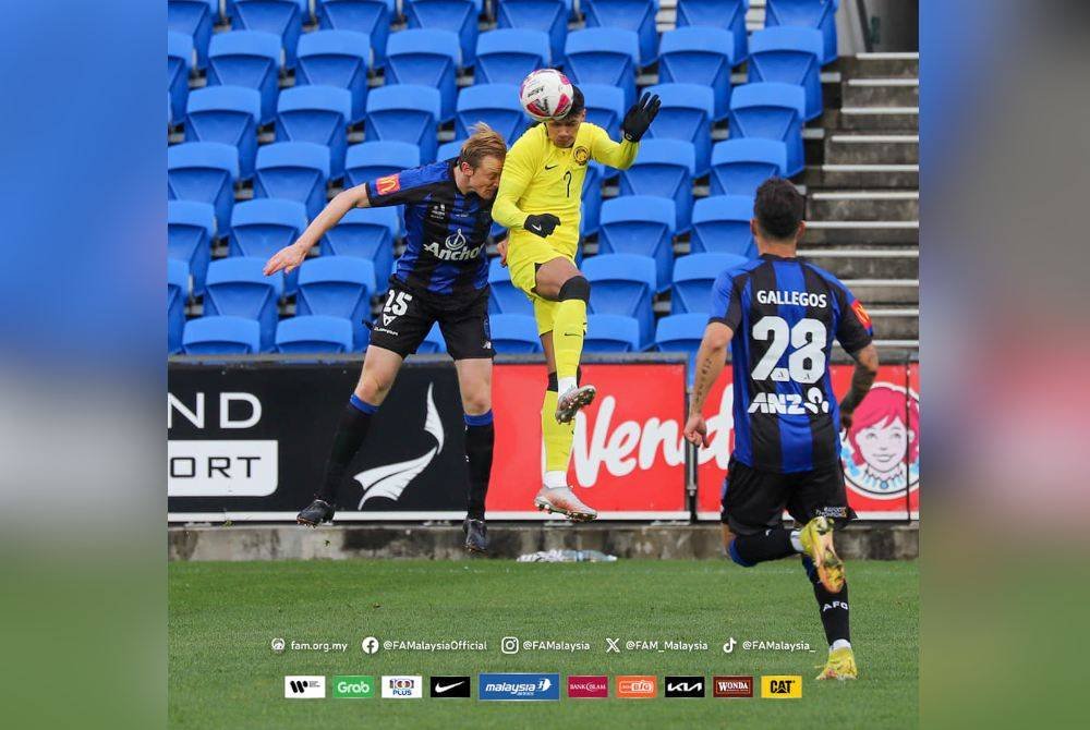 Antara aksi menarik perlawanan persahabatan Harimau Malaya menentang Black Knights. Foto FAM