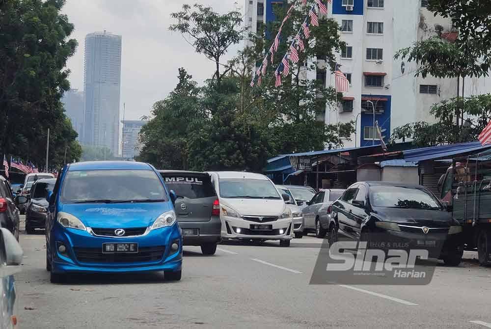 Laluan dua hala menjadi satu lorong ekoran parkir bertindih di jalan hadapan PPR Pantai Ria.