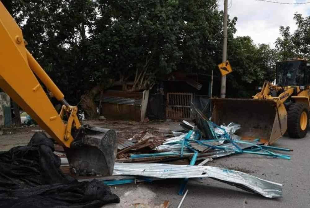 Operasi perobohan oleh DBKL pada struktur pusat cuci kereta dan gerai haram kerana halangan di tempat awam.