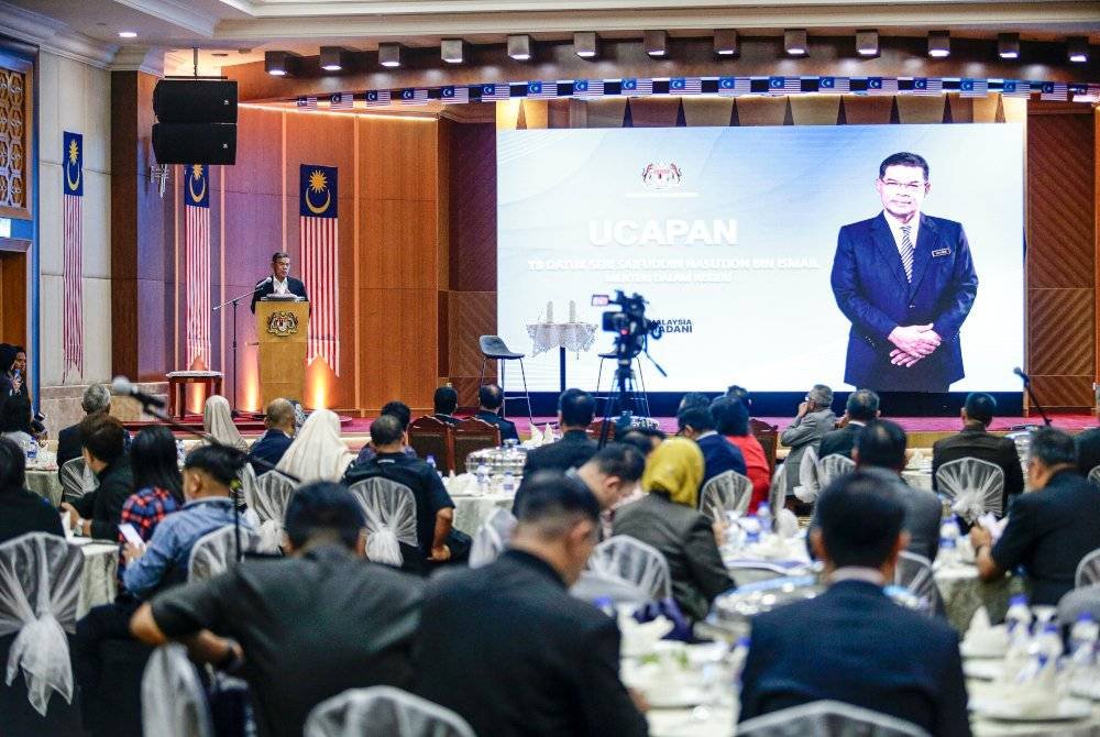 Saifuddin Nasution ketika menghadiri Sesi Libat Urus Dan Ramah Mesra Menteri Dalam Negeri Bersama Dengan Ketua Pengarang Agensi Media di Kementerian Dalam Negeri, Putrajaya pada Jumaat. Foto Bernama