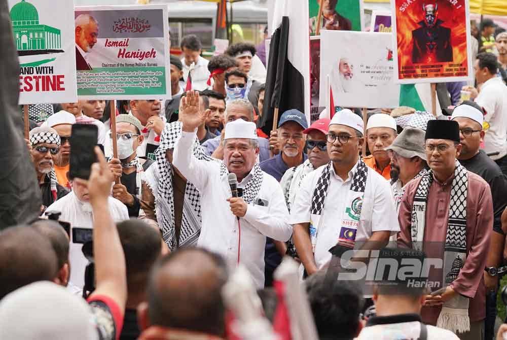 Mohamad Sabu berucap pada ‘Himpunan Setahun Gaza, Demo Mega’ di Dataran Tabung Haji pada Jumaat. Foto Sinar Harian-ROSLI TALIB