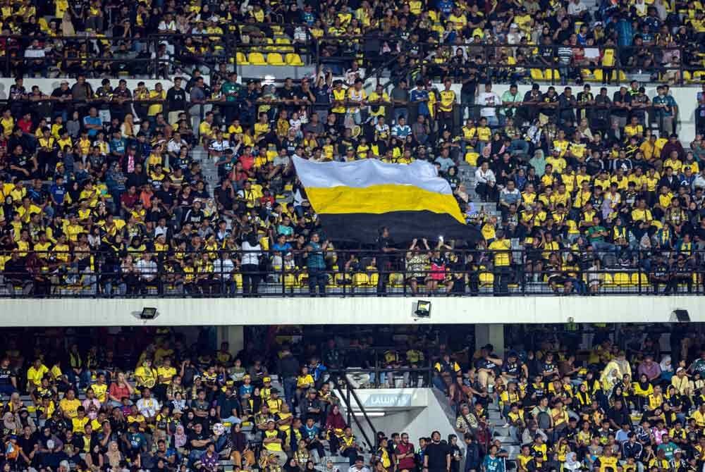 Penyokong-penyokong Perak yang hadir untuk menyaksikan aksi Liga Super menentang JDT di Stadium Perak pada 5 Oktober lalu, sebelum komisioner perlawanan mengumumkan penangguhan perlawanan atas faktor keadaan padang. Foto Bernama