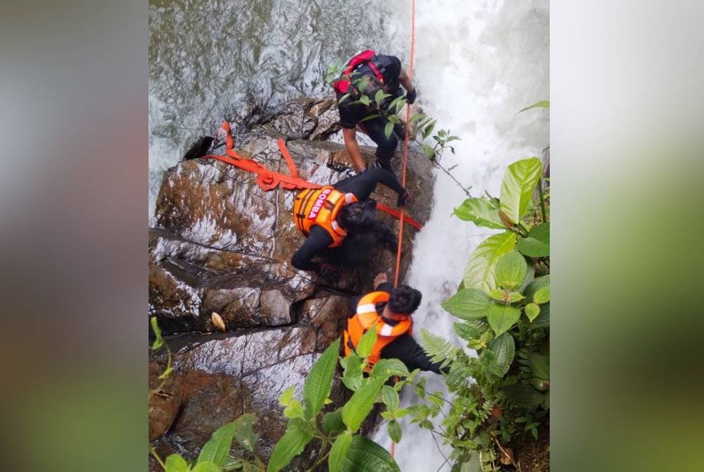 Operasi membawa naik mangsa sedang giat dijalankan pasukan bomba.