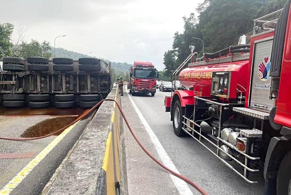 Sebuah lori tangki minyak terbabas dan terbalik di KM27.8 Lebuhraya Kuala Lumpur-Karak dari Genting Sempah menghala ke Plaza Tol Gombak.