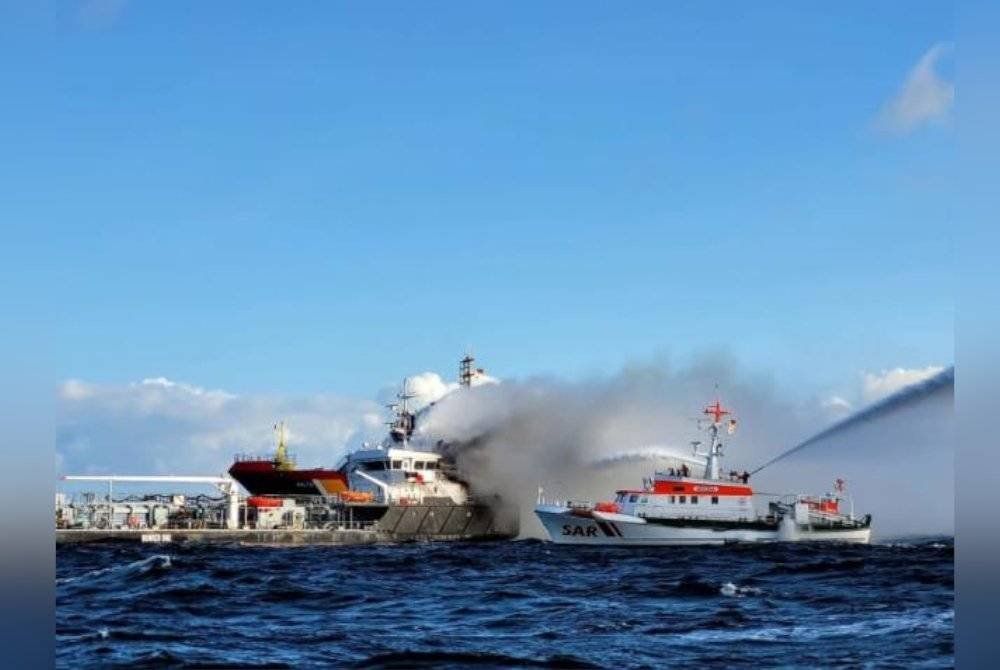 Sebuah kapal tangki minyak terbakar di Laut Baltik di luar pantai timur laut Jerman.