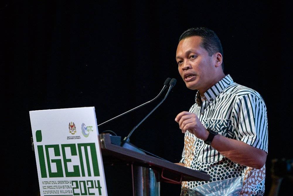 Nik Nazmi berucap pada Penutup Persidangan dan Pameran Antarabangsa Teknologi Hijau dan Produk Eko Malaysia (IGEM) 2024 di Pusat Konvensyen Kuala Lumpur, pada Jumaat. Foto Bernama