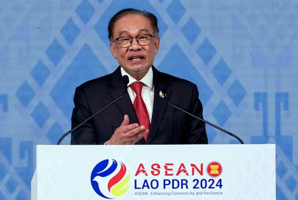 Anwar ketika berucap pada Sidang Kemuncak ASEAN ke-44 dan 45 di Vientiane, Laos. Foto Bernama