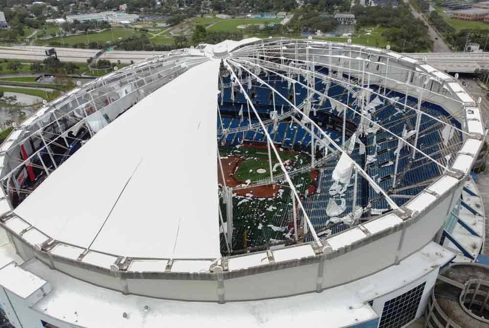 Imej diambil dron menunjukkan sebahagian kubah Tropicana Field diterbangkan Milton yang membadai St Petersburg.