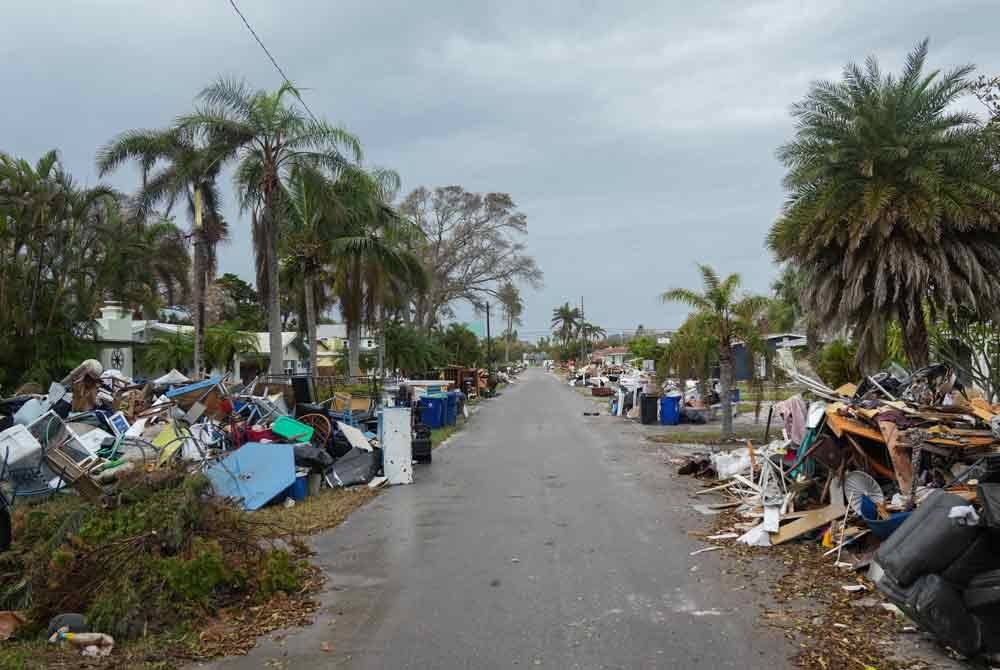 Penduduk masih giat melakukan usaha pembersihan sisa sampah ditinggalkan Helen di Pantai Redington, St Petersburg di Florida.