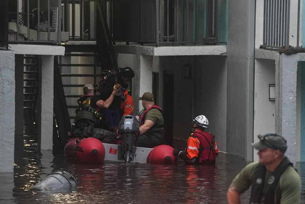 Penduduk terperangkap di tingkat dua sebuah pangsapuri yang ditenggelami banjir di Clearwater dipindahkan pasukan penyelamat.