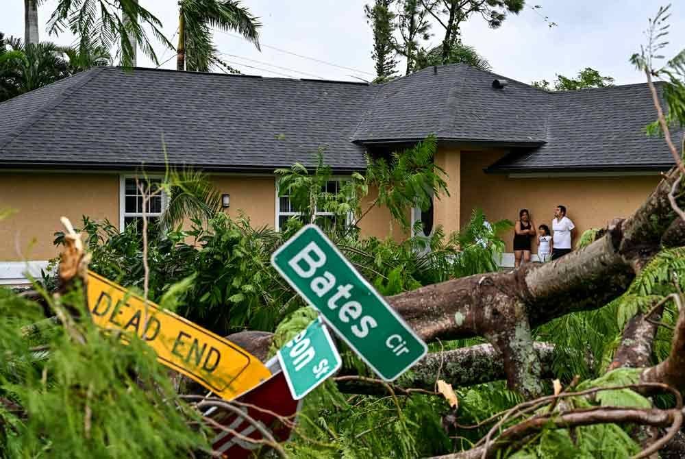 Amukan tornado menyebabkan beberapa pokok tumbang di Fort Myers.