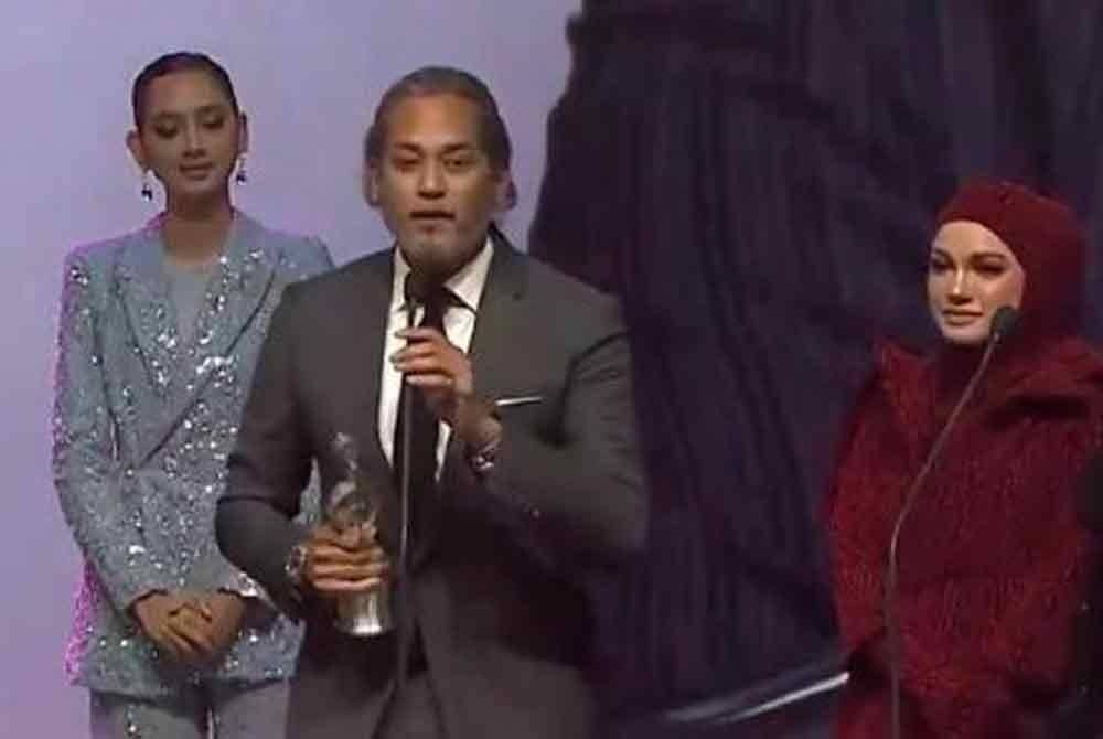 Khairy Jamaluddin melakar sejarah apabila berjaya memenangi pengiktirafan sebagai Penyampai Radio Popular pada Anugerah Bintang Popular (ABP) ke-36.