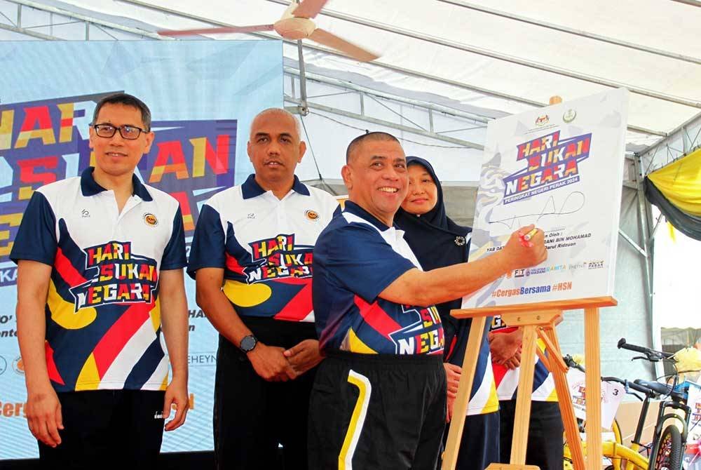 Saarani menurunkan tandangan sebagai gimik perasmian Sambutan Hari Sukan Negara peringkat negeri Perak di Kompleks Belia dan Sukan Perak pada Sabtu.