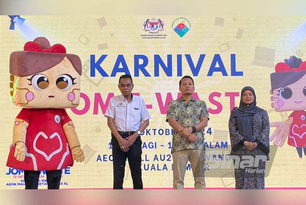 Nik Nazmi (dua dari kanan) bersama Wan Abdul Latiff (dua dari kiri) ketika perasmian Karnival Jom E-Waste 2024 bertempat di AEON AU2, di sini pada Sabtu. Foto Sinar Harian