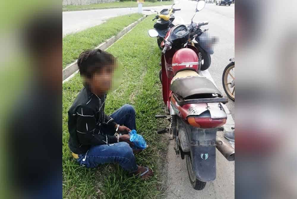 JPJ menahan PATI yang menunggang motosikal di satu lokasi di Ketereh. Foto JIM Kelantan