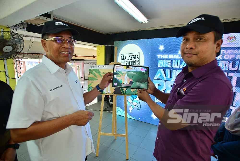 Pengerusi Universiti Kuala Lumpur (UniKL), Datuk Seri Sh Mohmed Puzi Sh Ali (kiri) dan Dekan UniKL Institute of Information Technology (UniKL MIIT), Profesor Madya Dr Mohd Nizam Husen (kanan). Foto Sinar Harian- ASRIL ASWANDI SHUKOR